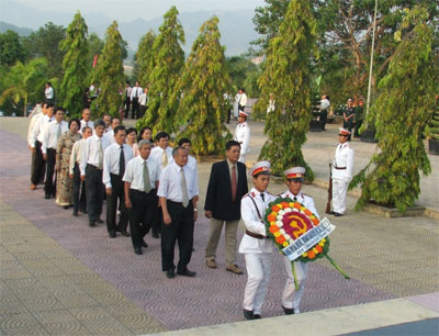 Khanh Hoa leaders visit Hon Dung Martyr Cemetery