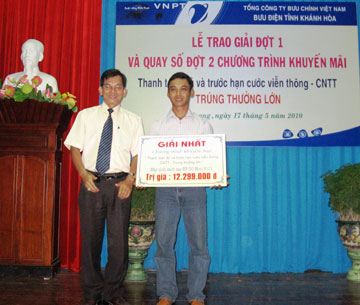 Khanh Hoa Post Office grants awards to 26 customers