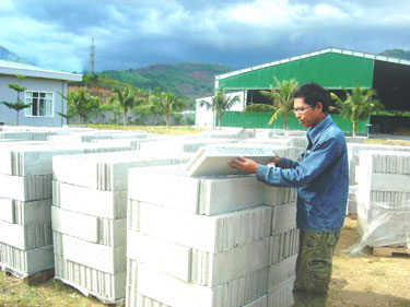 Un-burnt building materials: environmentally friendly products