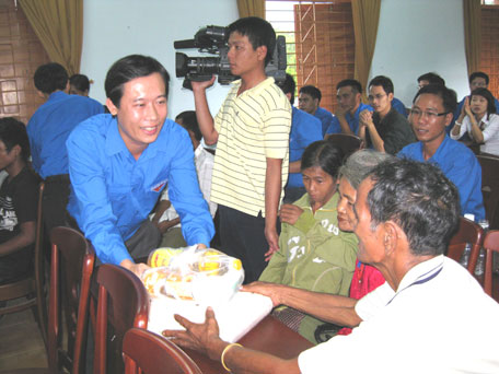Gives 50 presents to revolutionary families in Khanh Son District