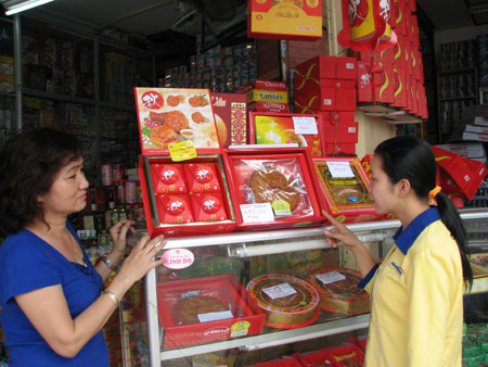 Moon cake market controlled by high-class trademarks