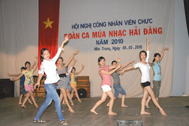 Big music show in honor of sixteenth provincial Party Congress