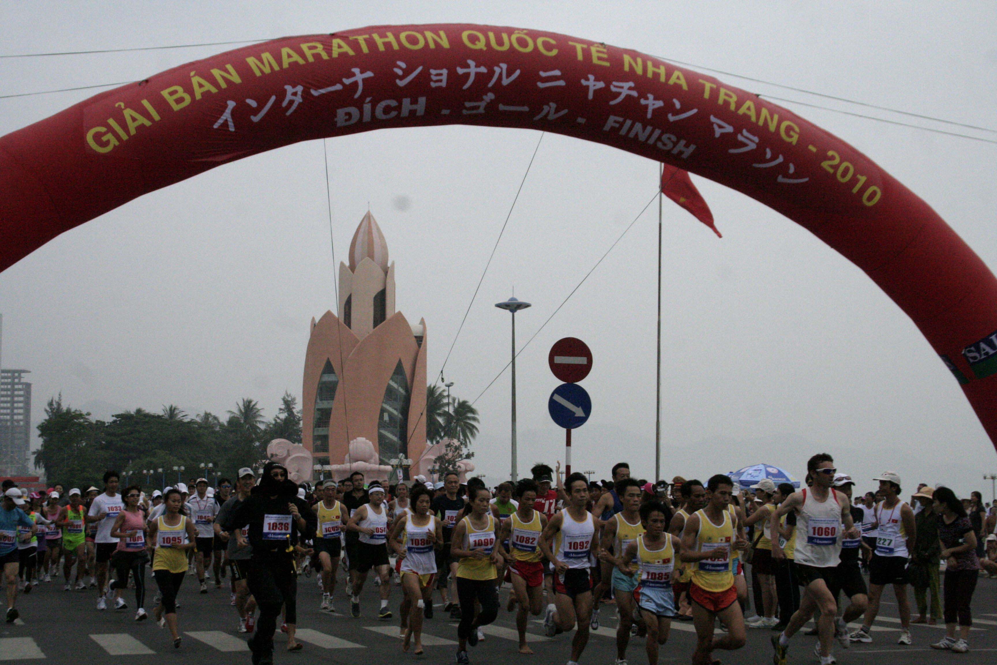 2010 International Marathon Race brings Nha Trang image abroad