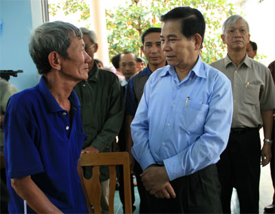 President Nguyen Minh Triet visits flooded areas in Khanh Hoa Province