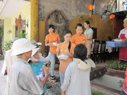 Charitable kitchen gives lunches to poor people
