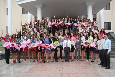 Khanh Hoa’s leaders meet Miss Earth 2010’s contestants