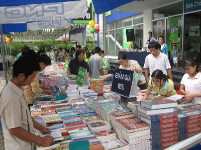 “Weekend sale-off market” at Phuong Nam Bookstore