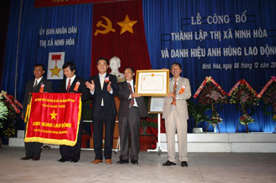 Ninh Hoa Township established and granted “Hero of Labor in the renovation period” title