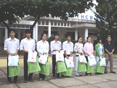 KhanhHoa Association for Information Communication Technology: 8 scholarships awarded to poor students