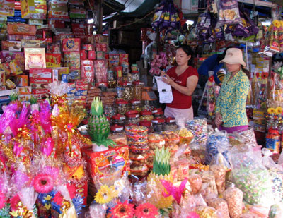 Local products dominate Tet confectionery market