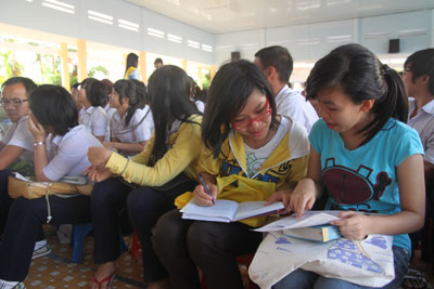 Students of Ly Tu Trong High School are filling admission forms.