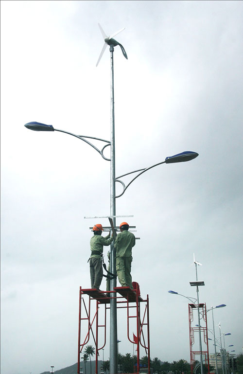 20 wind and solar-powered lamp post installed in Nha Trang