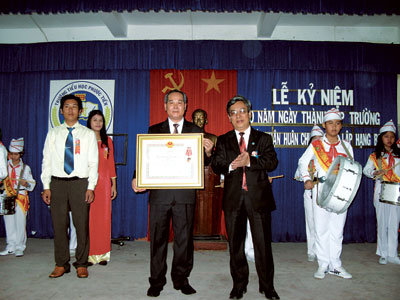 Phuoc Tien Elementary School awarded 3rd-class Medal of Independence