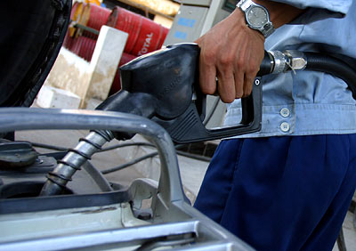 Retail petrol price rises to VND21,300/liter