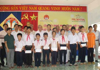 20 Prudential Vietnam scholarships rewarded to poor students in Cam Ranh