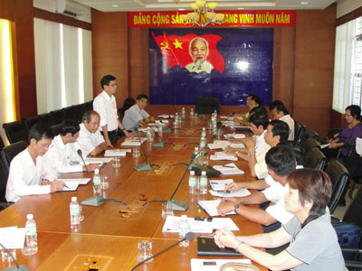 Nguyen Tan Tuan, Vice Secretary of Khanh Hoa Provincial Standing Party Committee (standing) at the meeting.&nbsp;