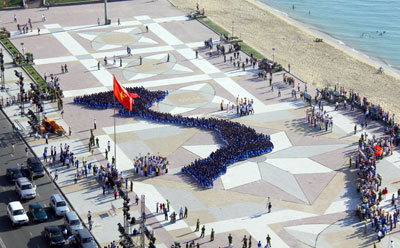 Nha Trang creates biggest Vietnam human map