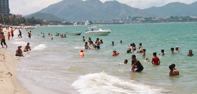 Nha Trang holds first sea-bathing festival