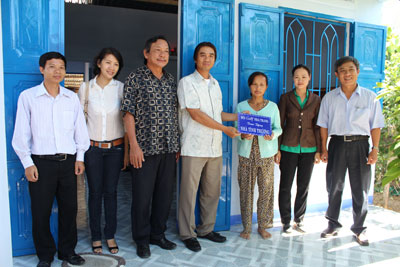 Nha Trang Golf Association donates 17 houses to poor households
