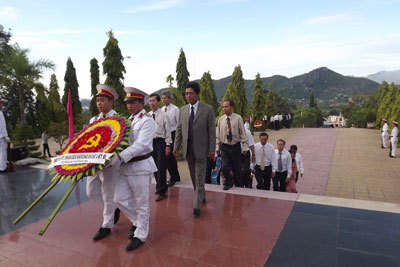Khanh Hoa Province leaders visit Hon Dung Martyr Cemetery