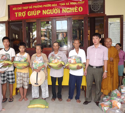 Poor families receive gifts at&nbsp;Ngoc Phap Buddhist Temple. &nbsp;