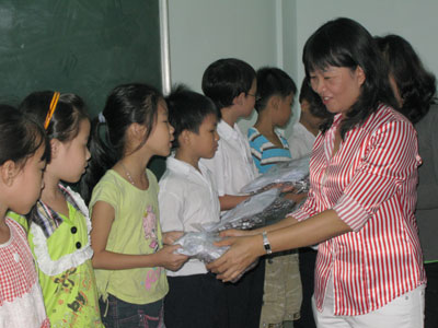 Uniforms offered to 56 poor students at Phuong Sai Primary School