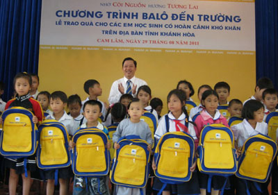 Nam A Bank gives knapsacks to 250 needy pupils