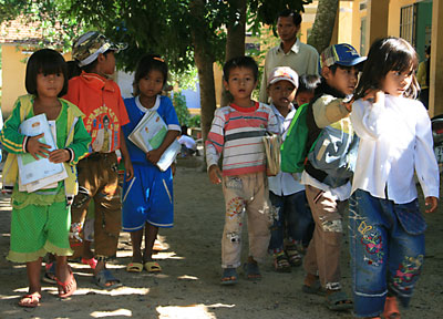Mai Linh accompanies children to school: Valuable effort