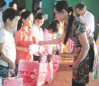 60 gifts offered to poor students in Cam Ranh