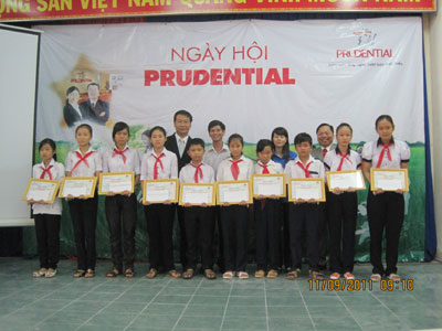 Vietnam Prudential Company offers gifts & house to the poor in Cam Lam