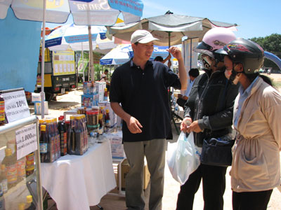 Many local enterprises join Program “Bringing Vietnam-made goods to rural areas 2011”