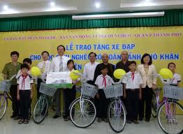 Association of Yersin Admirers grants gifts to charity in Khanh Son