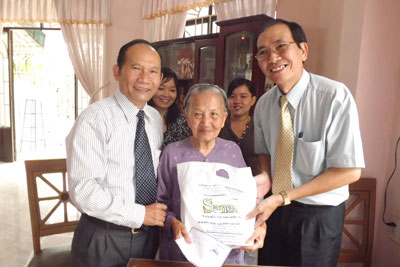 The representatives of the Department of Labor, Invalids &amp; Social Affairs&nbsp;and&nbsp;Khanh Hoa Representative Board of the Elderly offered a gift&nbsp;to Pham Thi Lan.