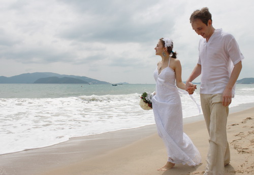 Novotel holds beach wedding for foreign tourists