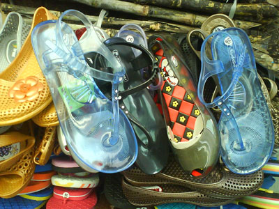 Plastic shoes: convenient in rainy season