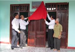 Khanh Hoa Telecommunications hands over house to policy beneficiary