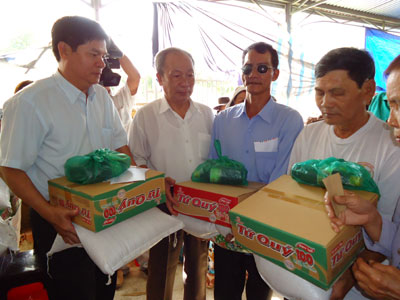Khanh Hoa Sponsoring Association for the Disabled, Orphans & Poor Patients offers gifts to the blind
