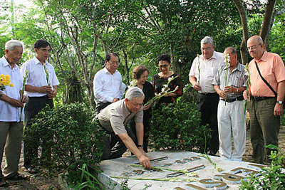 Nguyen Chien Thang, Chairman of Khanh Hoa Provincial People’s Committee laid flowers on Dr. Yersin's Grave