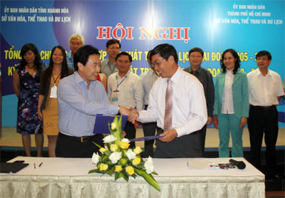 Khanh Hoa signs “Tourism Cooperation Program for 2012 – 2017 period” with HCMC
