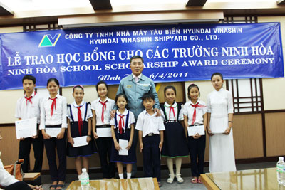 HVS General Manager Song Cheol Won awards scholarships to children in Ninh Hoa District.