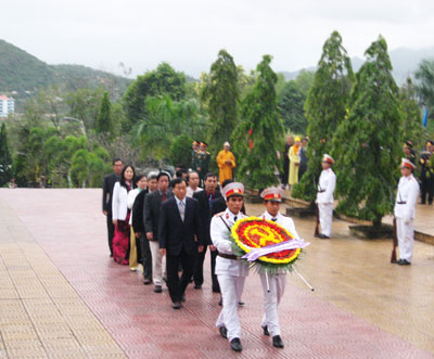 Mission of the provincial Party Committee lays wreath at Hon Dung