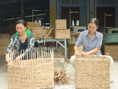 Work opportunities for women from export rattan- bamboo handicraft