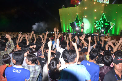 Nha Trang residents and tourists excited with Heneiken Countdown Party