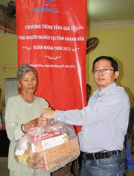 Khanh Hoa Salangane Nest’s Company donates 200 gifts to the poor in Vinh Nguyen Ward