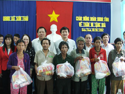 Khanh Hoa authority gives Tet presents to poor people