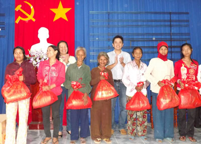Presents warm the poor’s Tet
