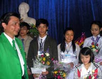 Mai Linh Group offers 19 gifts to poor students