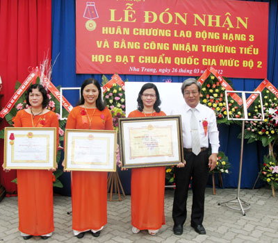 Tan Lap 1 Primary School granted Third-class Labor Medal and National Standard School Certificate