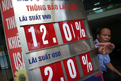 Maximum VND deposit interest rates cut to 12% per annum