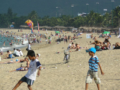 Nha Trang beach always crowded on holidays